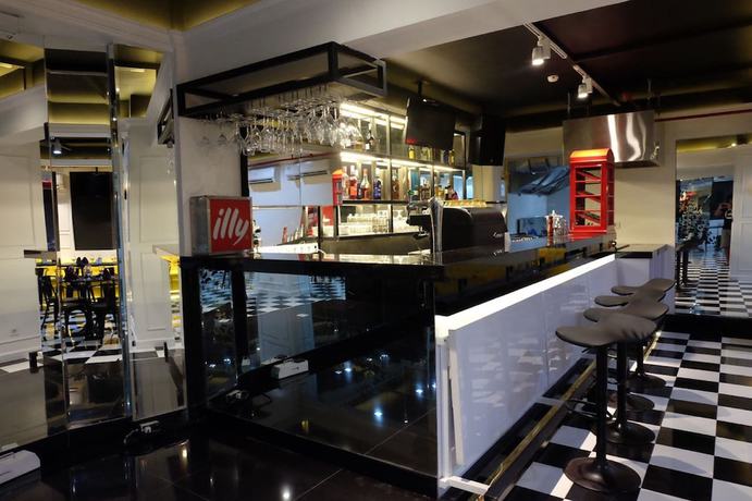 Imagen del bar/restaurante del Hotel Grand Darmo Suite By Amithya. Foto 3