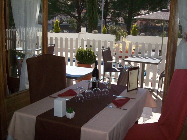 Imagen del bar/restaurante del Hotel Grand De La Reine Amélie. Foto 1