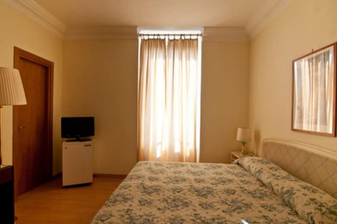 Imagen de la habitación del Hotel Grand De Londres, San Remo. Foto 10