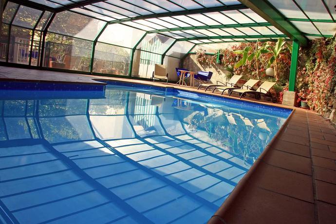 Imagen de la piscina del Hotel Grand De Lyon. Foto 8