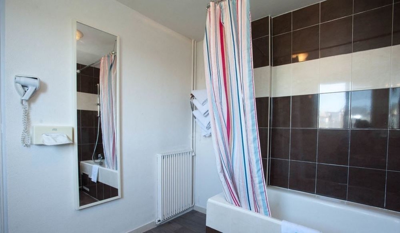 Imagen de la habitación del Hotel Grand De Paris. Foto 4