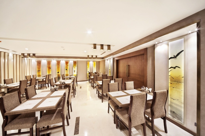 Imagen del bar/restaurante del Hotel Grand De Pera. Foto 2