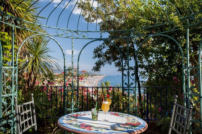 Imagen de los exteriores del Hotel Grand De Rose. Foto 8