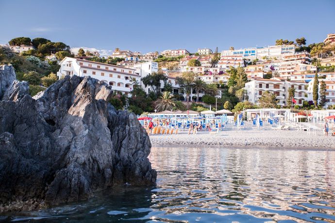 Imagen de los exteriores del Hotel Grand De Rose. Foto 11