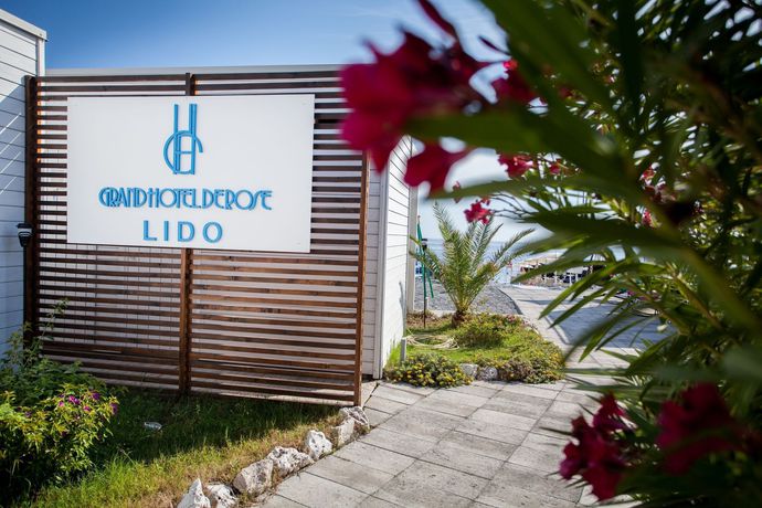 Imagen de los exteriores del Hotel Grand De Rose. Foto 12