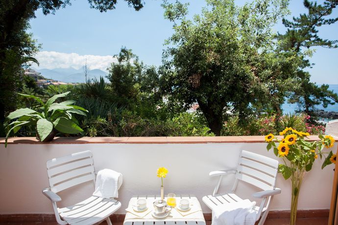 Imagen de los exteriores del Hotel Grand De Rose. Foto 13