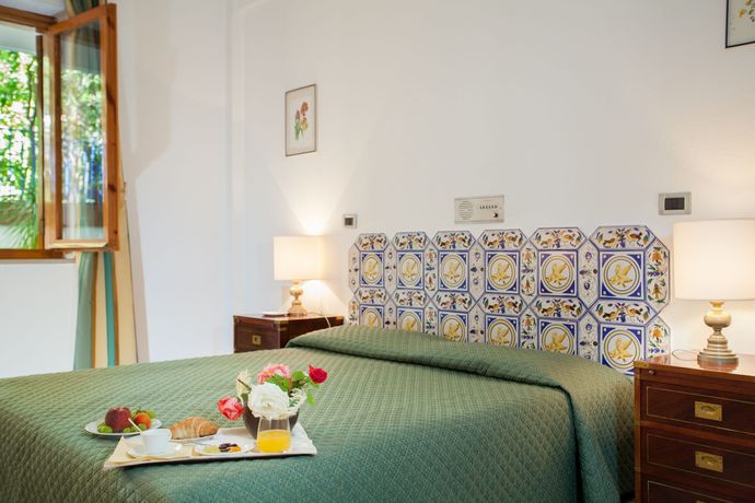 Imagen de la habitación del Hotel Grand De Rose. Foto 2