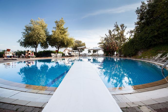 Imagen de la piscina del Hotel Grand De Rose. Foto 16