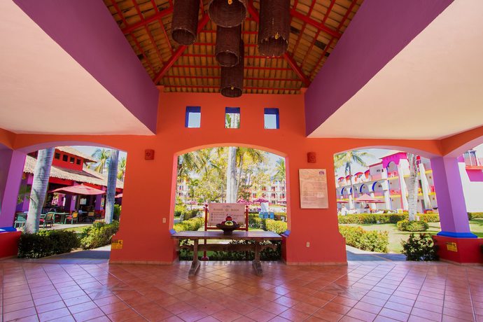Imagen de los interiores del Hotel Grand Decameron Complex Bucerias, A Trademark All-Inclusive Resort. Foto 12