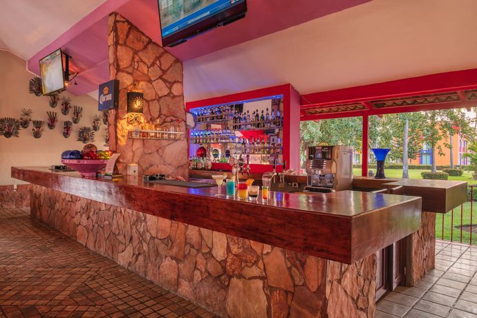 Imagen del bar/restaurante del Hotel Grand Decameron Complex Bucerias, A Trademark All-Inclusive Resort. Foto 2