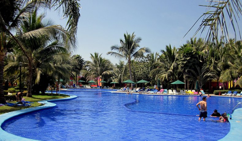 Imagen de la piscina del Hotel Grand Decameron Complex Bucerias, A Trademark All-Inclusive Resort. Foto 16