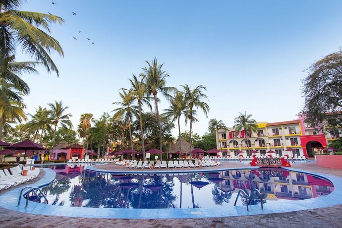 Imagen de la piscina del Hotel Grand Decameron Complex Bucerias, A Trademark All-Inclusive Resort. Foto 18