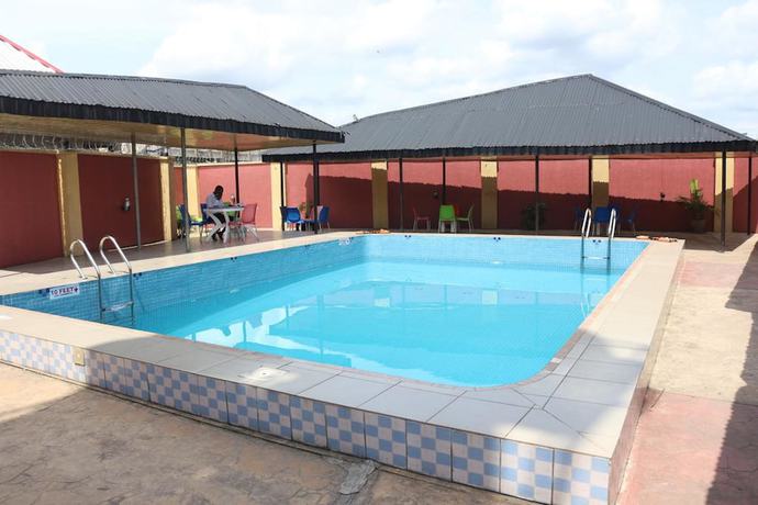 Imagen de la piscina del Hotel Grand Decent and Suites. Foto 18