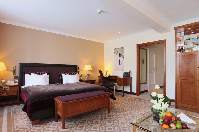 Imagen de la habitación del Hotel Grand Des Bains Kempinski. Foto 8