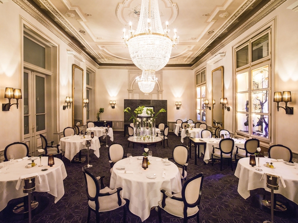 Imagen del bar/restaurante del Hotel Grand Des Bains Kempinski. Foto 3