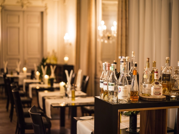 Imagen del bar/restaurante del Hotel Grand Des Bains Kempinski. Foto 4