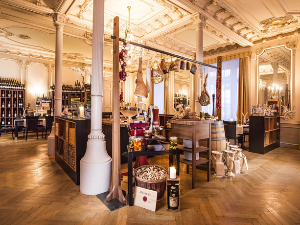 Imagen del bar/restaurante del Hotel Grand Des Bains Kempinski. Foto 5