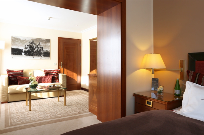 Imagen de la habitación del Hotel Grand Des Bains Kempinski. Foto 13