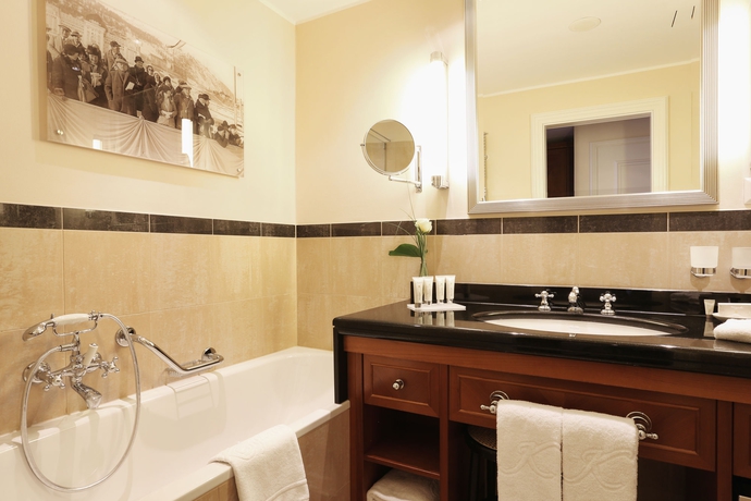 Imagen de la habitación del Hotel Grand Des Bains Kempinski. Foto 14