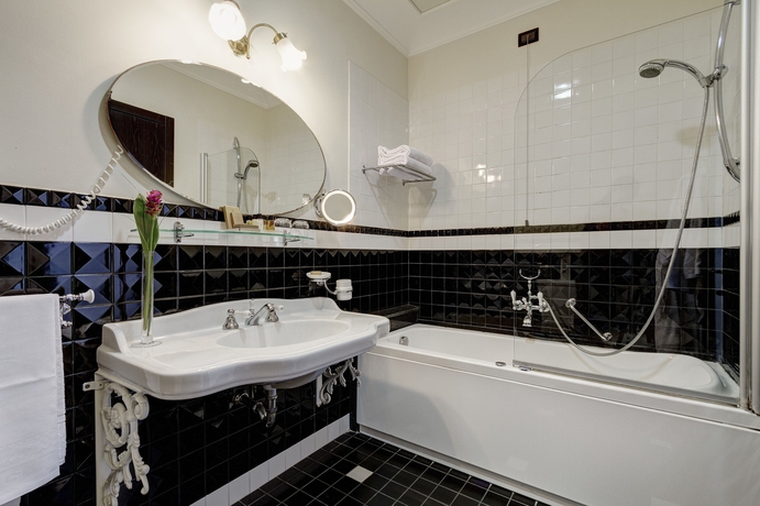 Imagen de la habitación del Hotel Grand Des Ètrangers. Foto 7