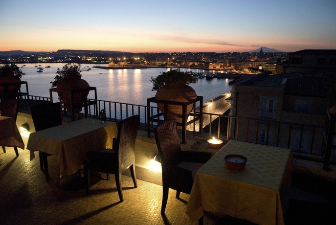 Imagen del bar/restaurante del Hotel Grand Des Ètrangers. Foto 3