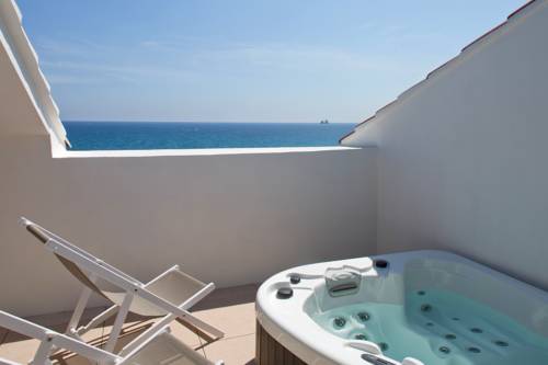 Imagen de la habitación del Hotel Grand Des Sablettes Plage, Curio Collection By Hilton. Foto 4