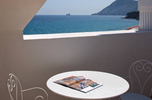 Imagen de la habitación del Hotel Grand Des Sablettes Plage, Curio Collection By Hilton. Foto 6