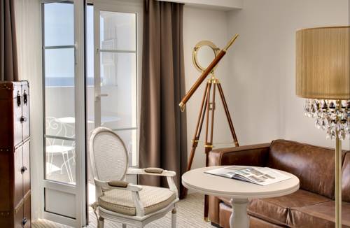 Imagen de la habitación del Hotel Grand Des Sablettes Plage, Curio Collection By Hilton. Foto 8