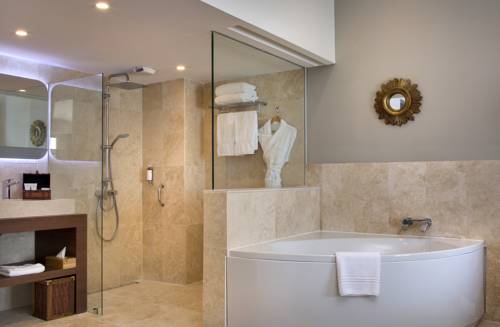 Imagen de la habitación del Hotel Grand Des Sablettes Plage, Curio Collection By Hilton. Foto 9