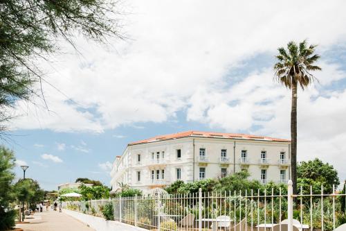 Imagen general del Hotel Grand Des Sablettes Plage, Curio Collection By Hilton. Foto 2