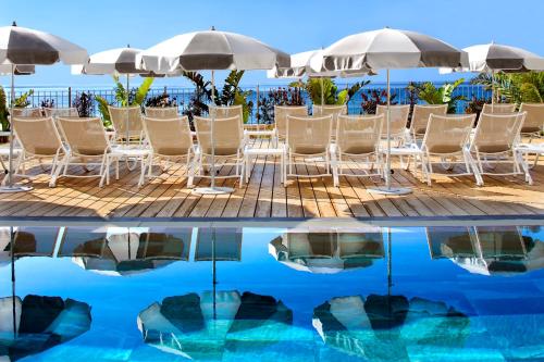 Imagen de la piscina del Hotel Grand Des Sablettes Plage, Curio Collection By Hilton. Foto 17