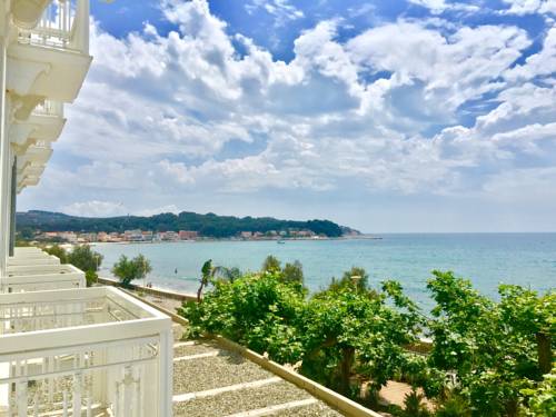 Imagen de la habitación del Hotel Grand Des Sablettes Plage, Curio Collection By Hilton. Foto 11