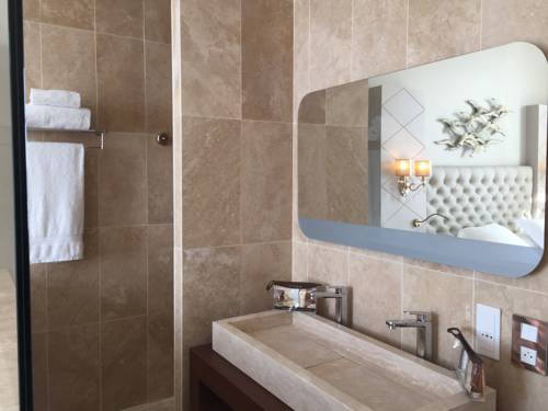 Imagen de la habitación del Hotel Grand Des Sablettes Plage, Curio Collection By Hilton. Foto 12