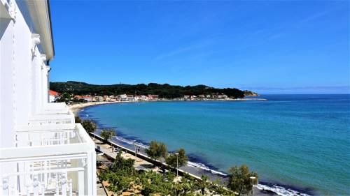 Imagen de la habitación del Hotel Grand Des Sablettes Plage, Curio Collection By Hilton. Foto 13