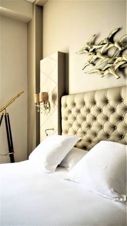 Imagen de la habitación del Hotel Grand Des Sablettes Plage, Curio Collection By Hilton. Foto 14