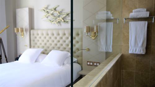 Imagen de la habitación del Hotel Grand Des Sablettes Plage, Curio Collection By Hilton. Foto 15