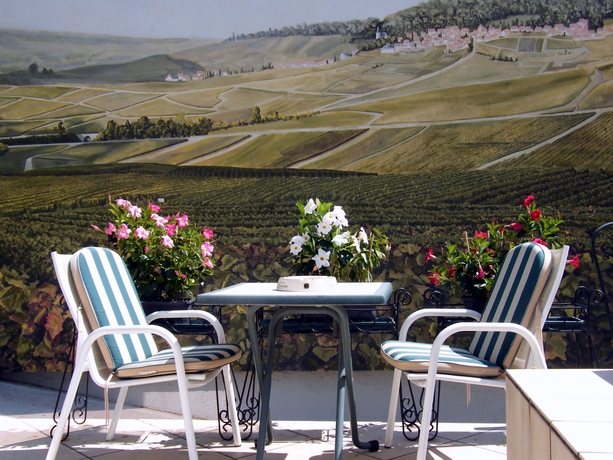 Imagen de los exteriores del Hotel Grand Des Templiers. Foto 7