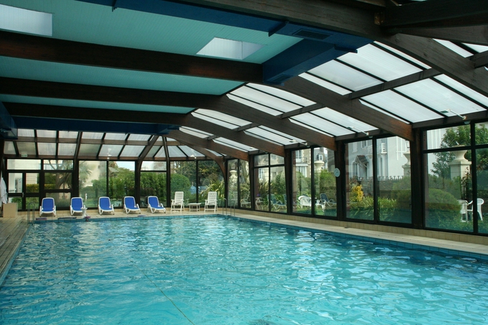 Imagen de la piscina del Hotel Grand Des Thermes. Foto 16