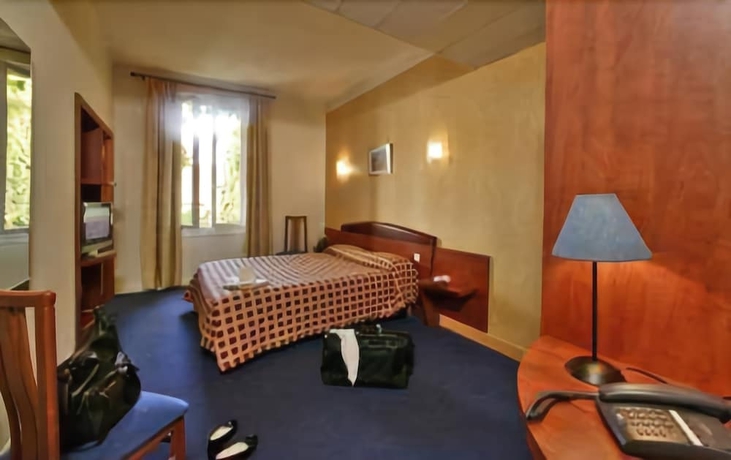 Imagen de la habitación del Hotel Grand D'orleans, Albi. Foto 7