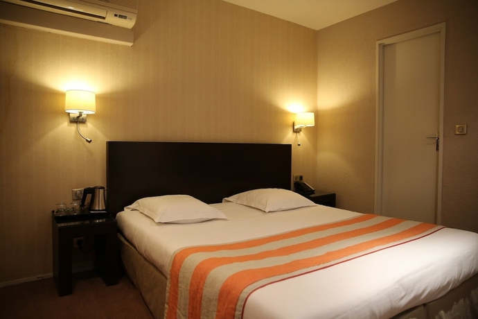 Imagen de la habitación del Hotel Grand D'orleans, Albi. Foto 13