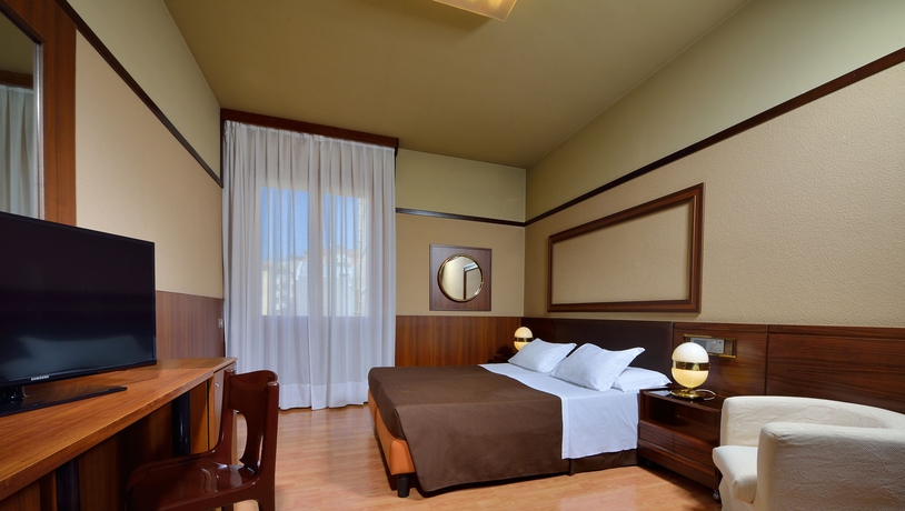 Imagen de la habitación del Hotel Grand Elite. Foto 7