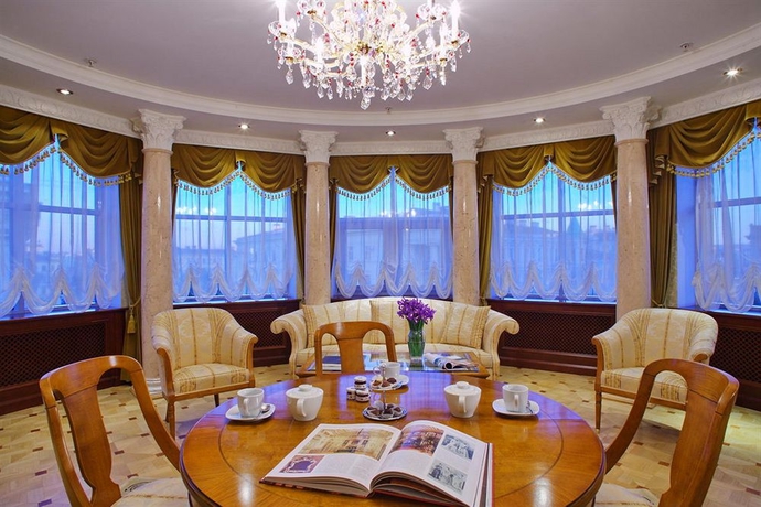 Imagen de los interiores del Hotel Grand Emerald. Foto 8