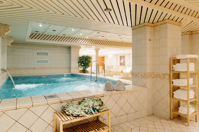 Imagen de la piscina del Hotel Grand Emerald. Foto 15