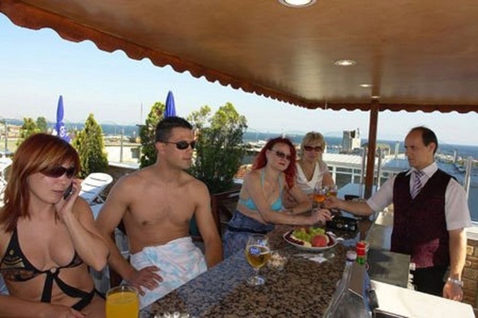 Imagen de la piscina del Hotel Grand Emin. Foto 14