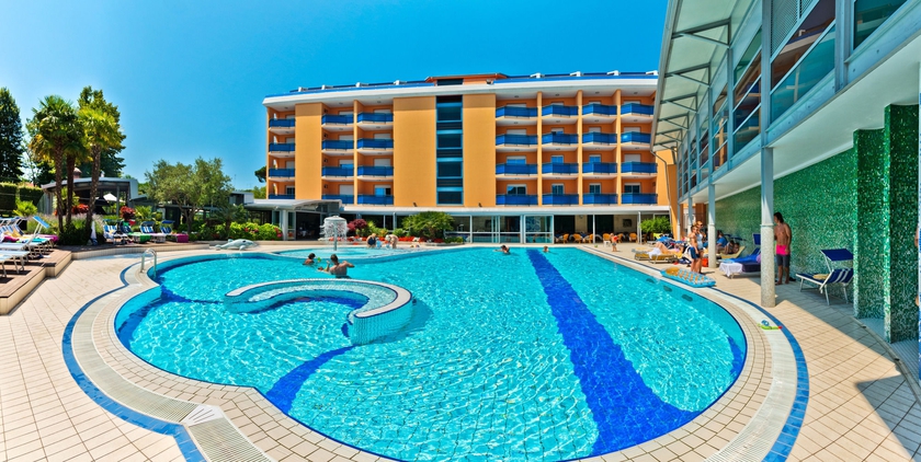 Imagen de la piscina del Hotel Grand Esplanada. Foto 8