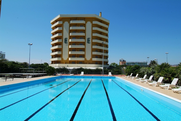 Imagen de la piscina del Hotel Grand Eurhotel. Foto 18