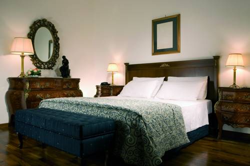 Imagen de la habitación del Hotel Grand Europa Palace. Foto 7