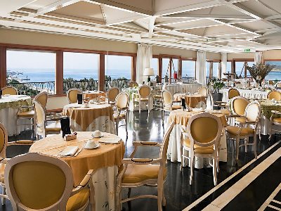 Imagen del bar/restaurante del Hotel Grand Excelsior. Foto 10