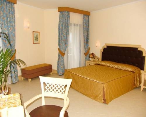 Imagen general del Hotel Grand Faraglioni. Foto 10