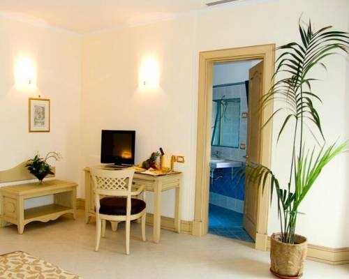 Imagen general del Hotel Grand Faraglioni. Foto 11